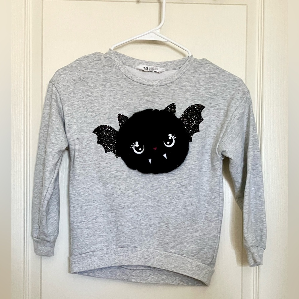 H&M Light Gray Bat Face Sweatshirt – Size 8 (Girls)